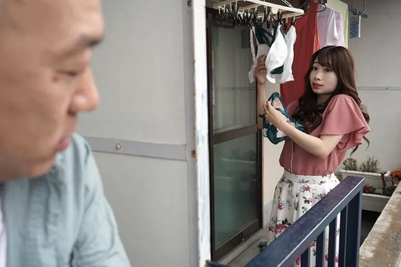 Gã gần nhà chuyên soi mói và cặp người vợ chồng thường xuyên rên la quá to