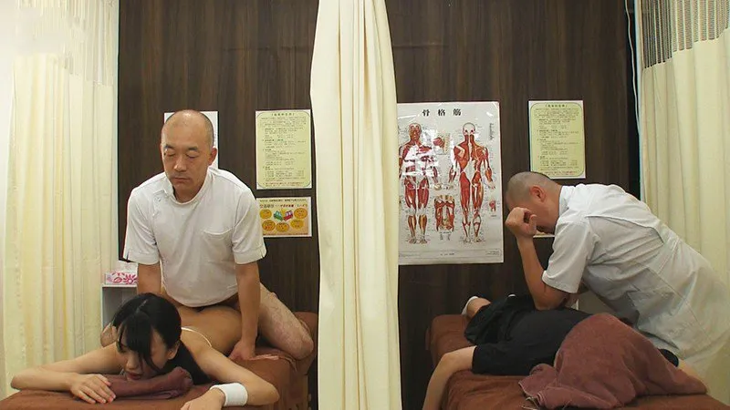 Dẫn con ghệ đi mát-xa rồi bị chịch cạnh bên mà không hề hay biết